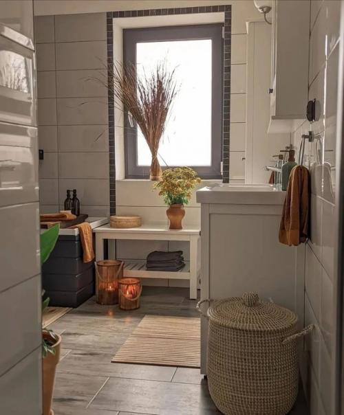 Здесь много натурального дерева: тёплые оттенки, естественная текстура, приятные на ощупь поверхности. 05