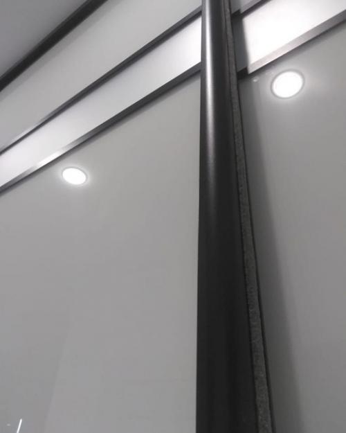 Как я раньше без него жила это шкаф - купе в прихожей, встроенный. 02