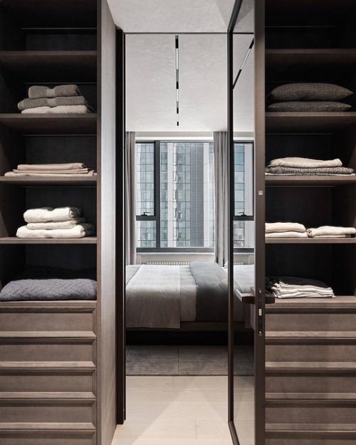 Монохромный интерьер для семьи, построенный на сложном сочетании фактур и полутонов. 04