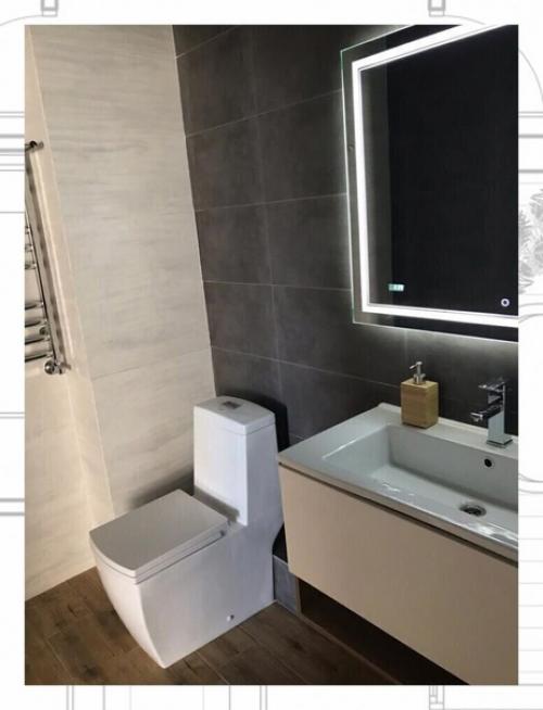 На первый взгляд идея оформления ванной комнаты в серых тонах кажется абсурдной из-за его скучности и невыразительности. 04