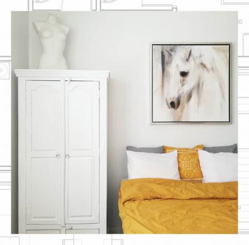 Чтобы оживить интерьер квартиры в скандинавском стиле, дизайнеры используют яркие цветовые акценты. 02