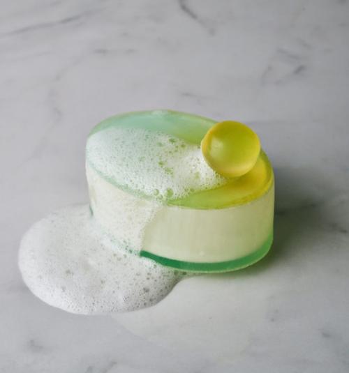 Каждый человек за жизнь использует около 800 бутылок шампуня, которые продаются в дешевых упаковках, не поддающихся переработке. 02