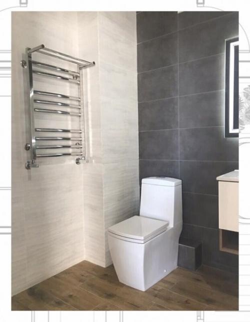 На первый взгляд идея оформления ванной комнаты в серых тонах кажется абсурдной из-за его скучности и невыразительности. 03