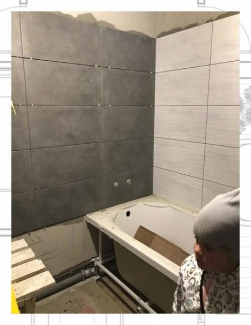 На первый взгляд идея оформления ванной комнаты в серых тонах кажется абсурдной из-за его скучности и невыразительности. 01