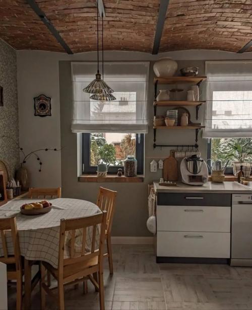 Здесь много натурального дерева: тёплые оттенки, естественная текстура, приятные на ощупь поверхности. 09