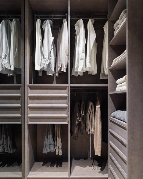 Монохромный интерьер для семьи, построенный на сложном сочетании фактур и полутонов. 08