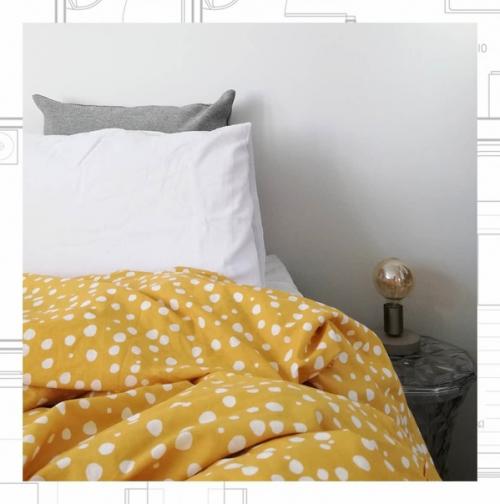 Чтобы оживить интерьер квартиры в скандинавском стиле, дизайнеры используют яркие цветовые акценты. 01