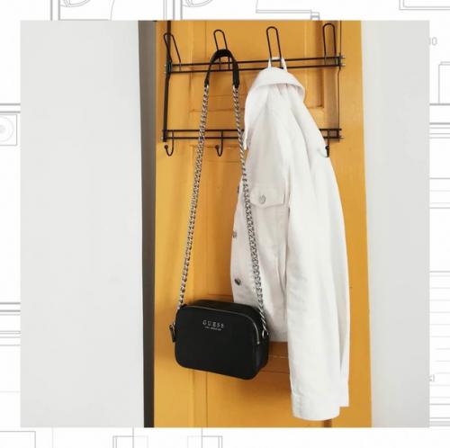 Чтобы оживить интерьер квартиры в скандинавском стиле, дизайнеры используют яркие цветовые акценты. 03