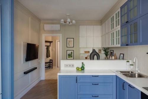 Интерьер однокомнатной квартиры выполнен в светло-голубой цветовой гамме с добавлением белых элементов. 01