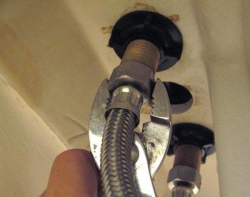 Как установить смеситель в ванной. 07