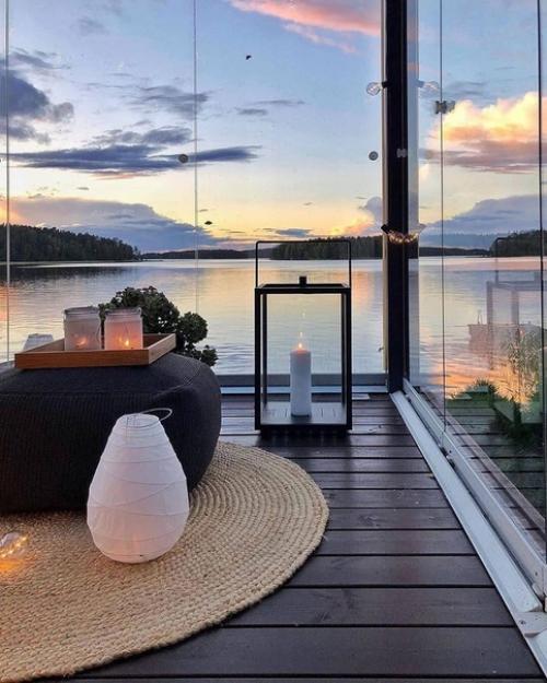 Застеклённая веранда с потрясающим видом на озеро. 01