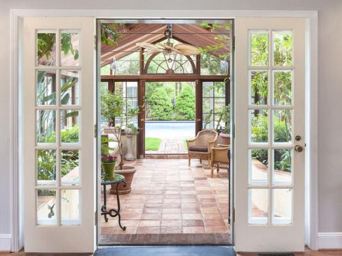 Одна из самых высокооплачиваемых актрис современности - Скарлетт йоханссон - недавно приобрела небольшой загородный дом близ реки гудзон. 02