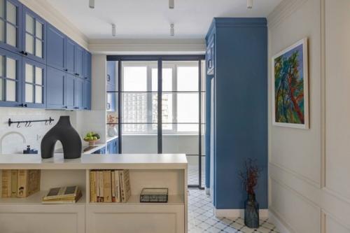 Интерьер однокомнатной квартиры выполнен в светло-голубой цветовой гамме с добавлением белых элементов. 02