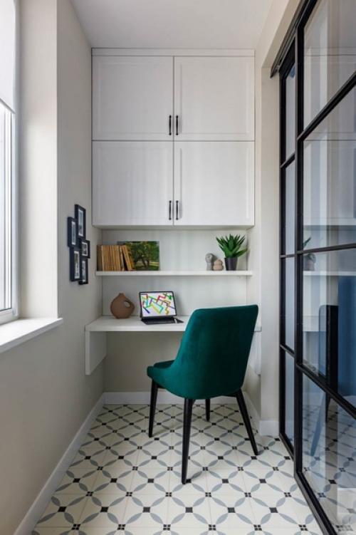 Интерьер однокомнатной квартиры выполнен в светло-голубой цветовой гамме с добавлением белых элементов. 04