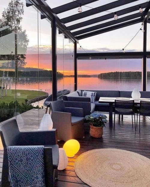 Застеклённая веранда с потрясающим видом на озеро. 04