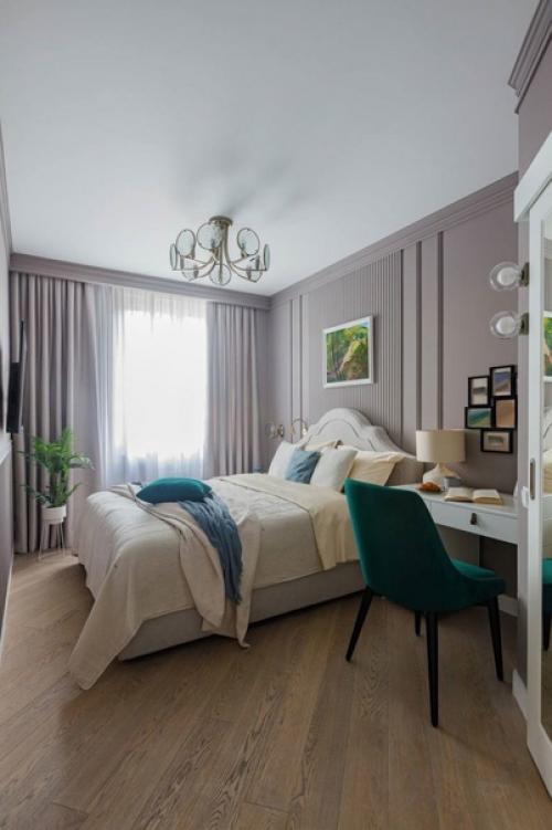 Интерьер однокомнатной квартиры выполнен в светло-голубой цветовой гамме с добавлением белых элементов. 06