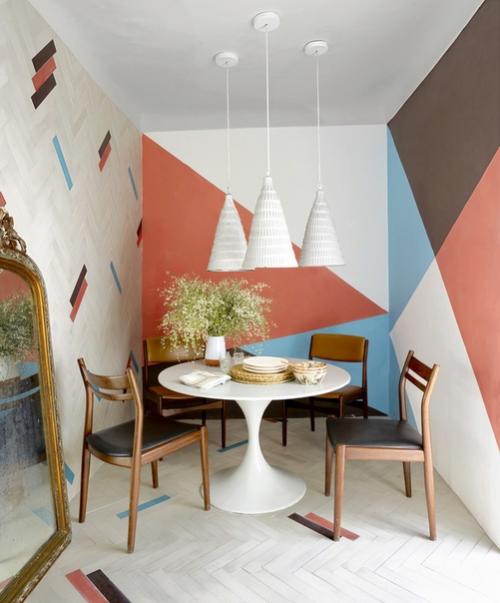 Интересный орнамент на стенах с легкостью преобразит интерьер, сделав его более живым и интересным. 04