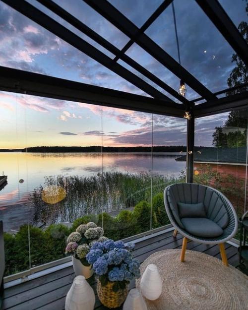 Застеклённая веранда с потрясающим видом на озеро. 02