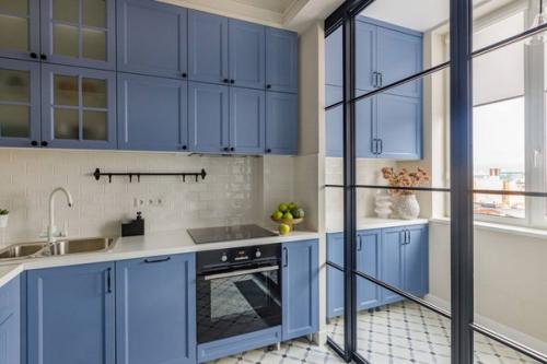 Интерьер однокомнатной квартиры выполнен в светло-голубой цветовой гамме с добавлением белых элементов. 03