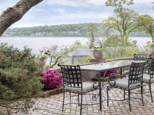 Одна из самых высокооплачиваемых актрис современности - Скарлетт йоханссон - недавно приобрела небольшой загородный дом близ реки гудзон. 08