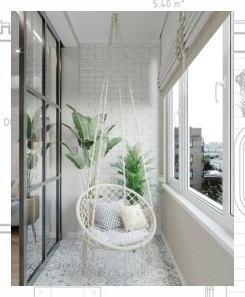 С небольшой изобретательностью даже небольшой балкон может превратиться в удобную зону отдыха. 04