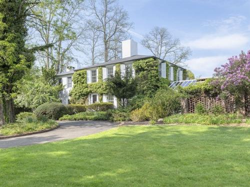 Одна из самых высокооплачиваемых актрис современности - Скарлетт йоханссон - недавно приобрела небольшой загородный дом близ реки гудзон. 09