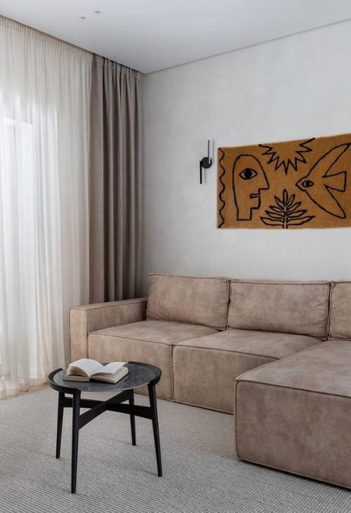 Этот дом - словно тихая гавань, где можно укрыться от городской суеты и восстановить силы. 02