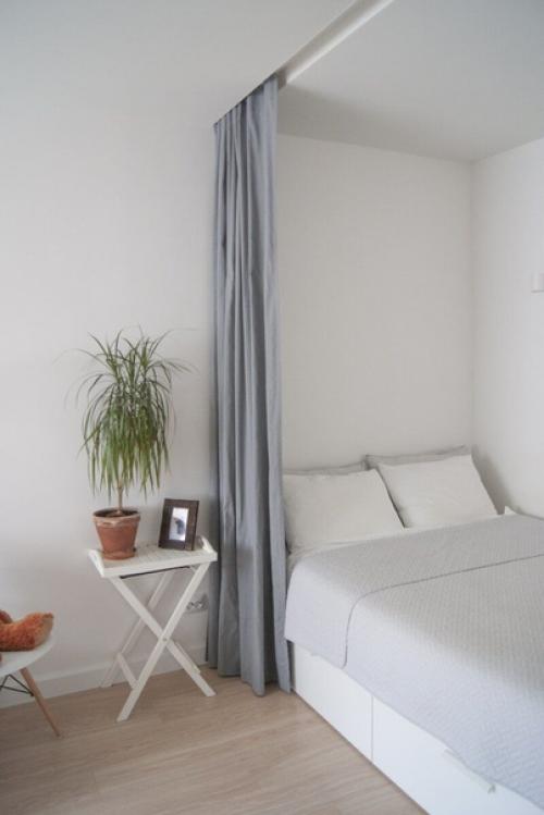 Т. к. квартира 1- комнатная, хозяева решили зонировать комнату на спальню для родителей и детскую. 07