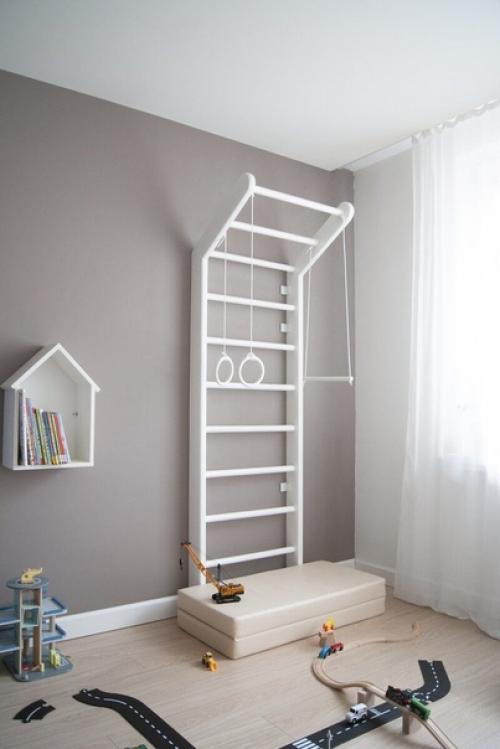 Т. к. квартира 1- комнатная, хозяева решили зонировать комнату на спальню для родителей и детскую. 02