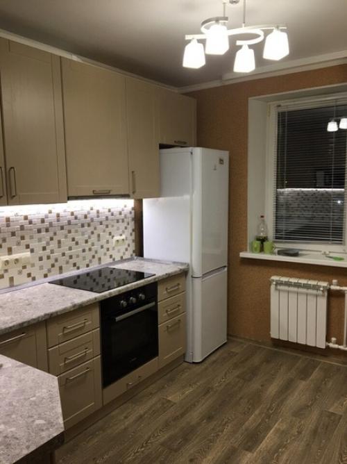 Ремонт не дизайнерский, бюджет был очень ограничен, но муж сделал для меня сказку до этого в этой кухне и окна нормального не было. 01