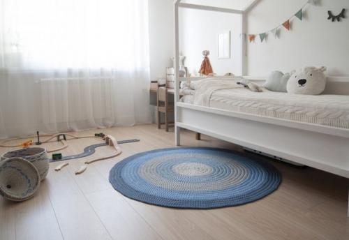 Т. к. квартира 1- комнатная, хозяева решили зонировать комнату на спальню для родителей и детскую. 04