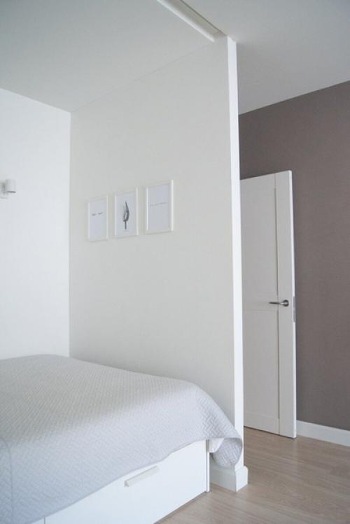 Т. к. квартира 1- комнатная, хозяева решили зонировать комнату на спальню для родителей и детскую. 08