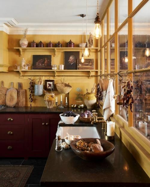 Аутентичная и атмосферная кухня в загородном доме - это пространство, где чувствуется душа дома и его связь с природой. 03