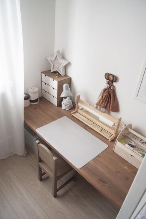 Т. к. квартира 1- комнатная, хозяева решили зонировать комнату на спальню для родителей и детскую. 05