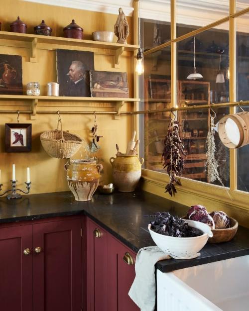 Аутентичная и атмосферная кухня в загородном доме - это пространство, где чувствуется душа дома и его связь с природой. 06