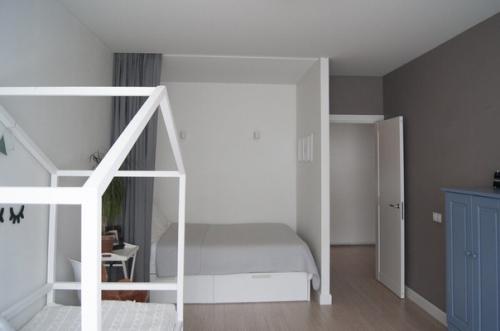 Т. к. квартира 1- комнатная, хозяева решили зонировать комнату на спальню для родителей и детскую. 06