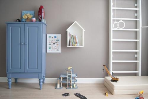 Т. к. квартира 1- комнатная, хозяева решили зонировать комнату на спальню для родителей и детскую. 01