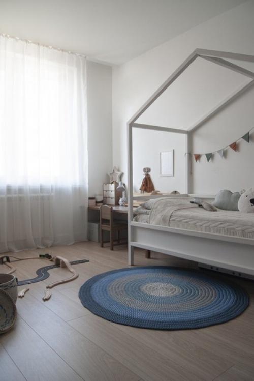 Т. к. квартира 1- комнатная, хозяева решили зонировать комнату на спальню для родителей и детскую. 03