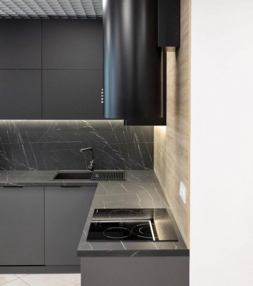 Строгая и стильная кухня сразу после монтажа. 06