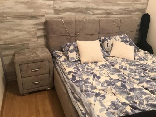 Cyпруги, имея небольшой бюджет, решили сделать спальню более просторной. 05