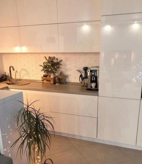 Кухня - гостиная. Уже украшенная к новому году. 04