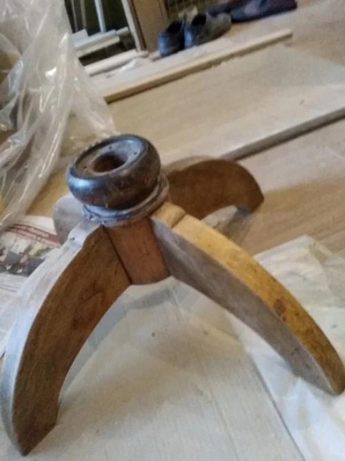 К старому новому году доделала таки крутящееся рабочее кресло. 01