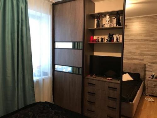 Cyпруги, имея небольшой бюджет, решили сделать спальню более просторной. 02