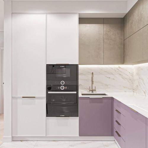 Как вам сочетание цветов и яркие сиреневые акценты в этом светлом интерьере квартиры? 01