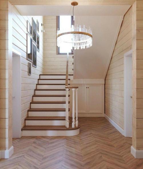 Дизайн холла в доме из профилированного бруса строится на подчёркнутой естественности и ощущении тёплого, Живого пространства. 02