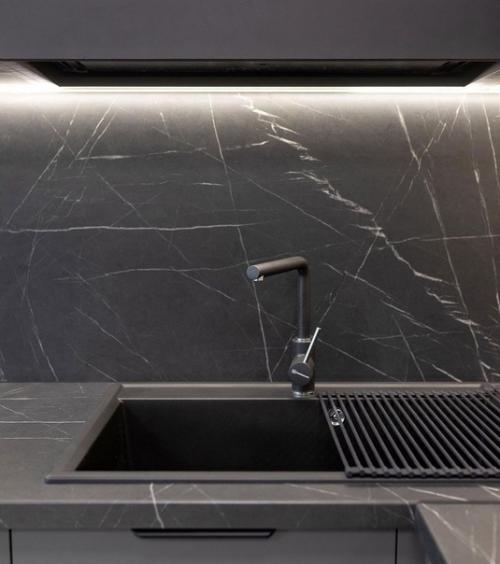 Строгая и стильная кухня сразу после монтажа. 03