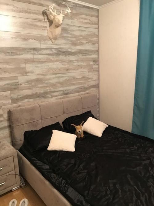 Cyпруги, имея небольшой бюджет, решили сделать спальню более просторной. 03