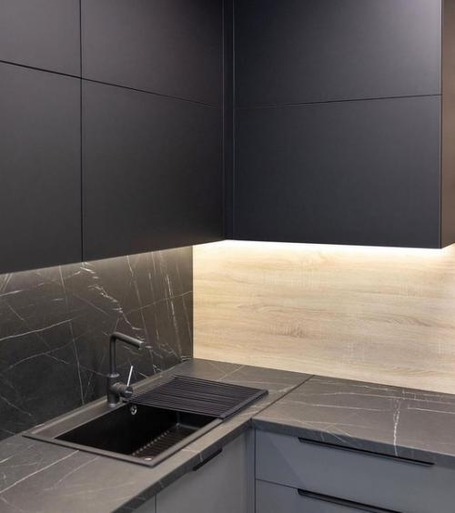 Строгая и стильная кухня сразу после монтажа. 04