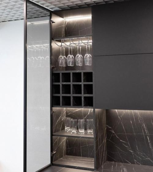 Строгая и стильная кухня сразу после монтажа. 02