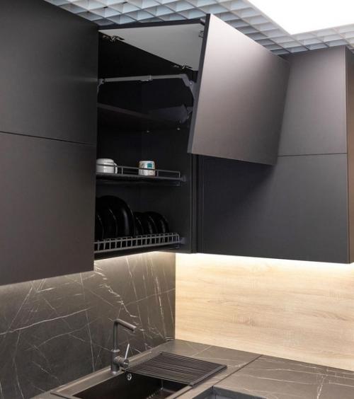 Строгая и стильная кухня сразу после монтажа. 01